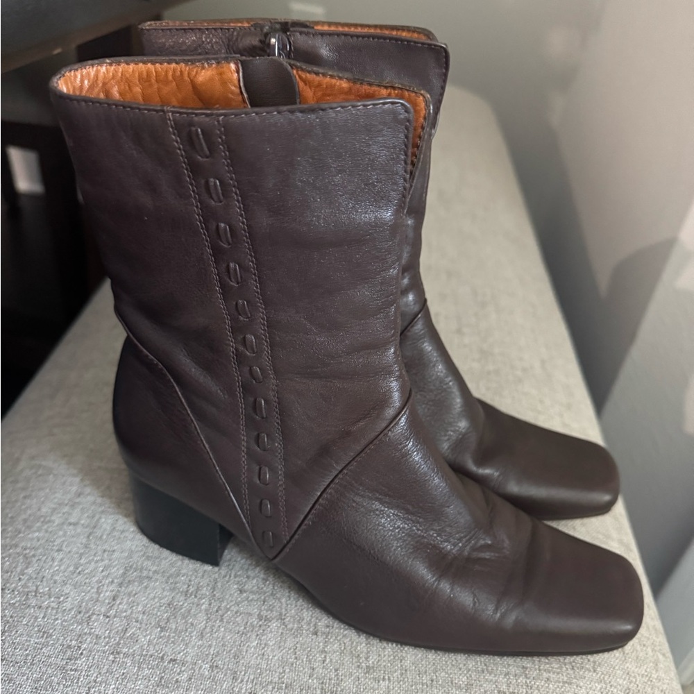 Caprino Ladies Zip Boots Colombian Size 37 , U.S. 7.5 Brown